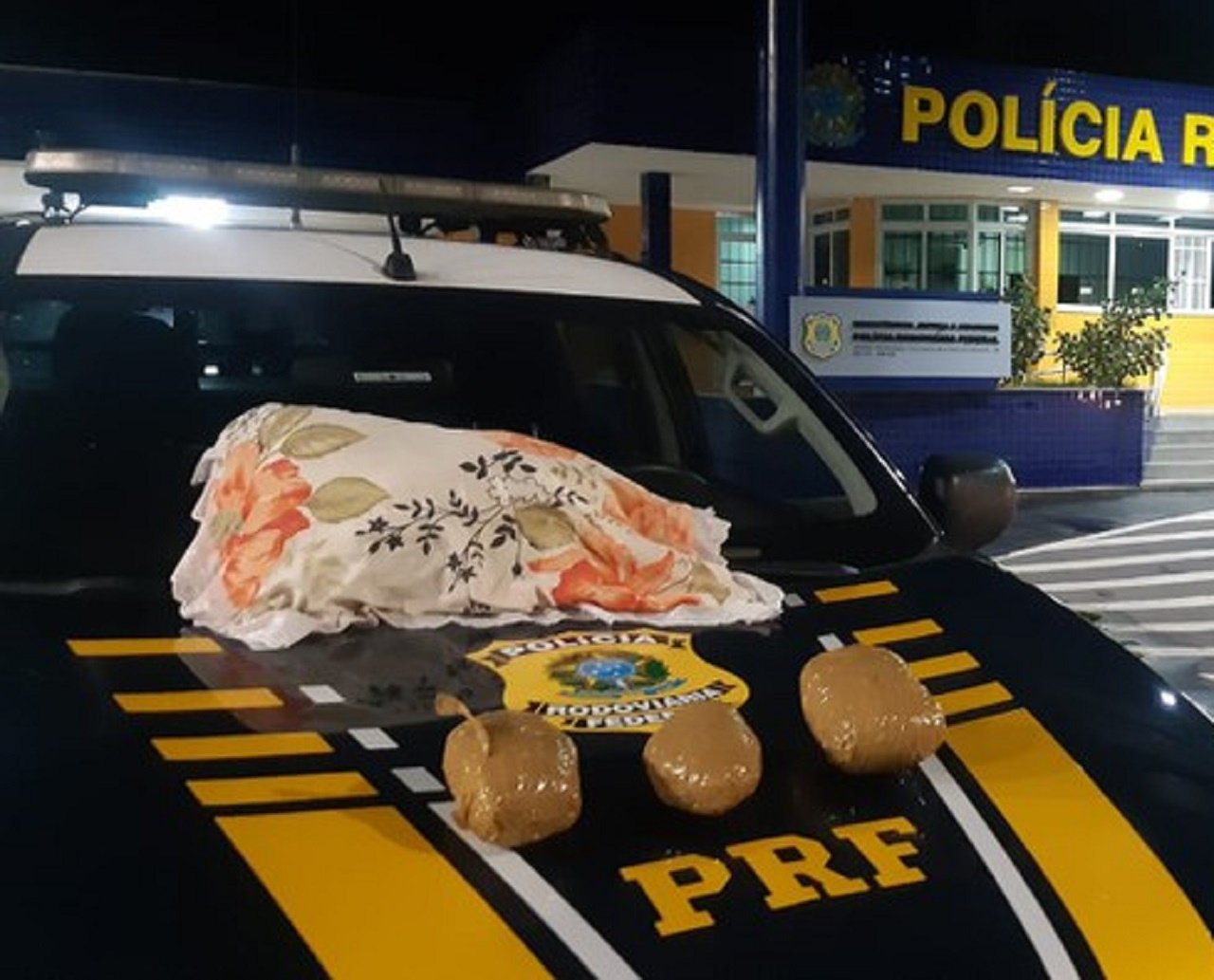 Com quase 2 kg de cocaína dentro de travesseiro, passageiro de ônibus é preso pela PRF em Vitória da Conquista