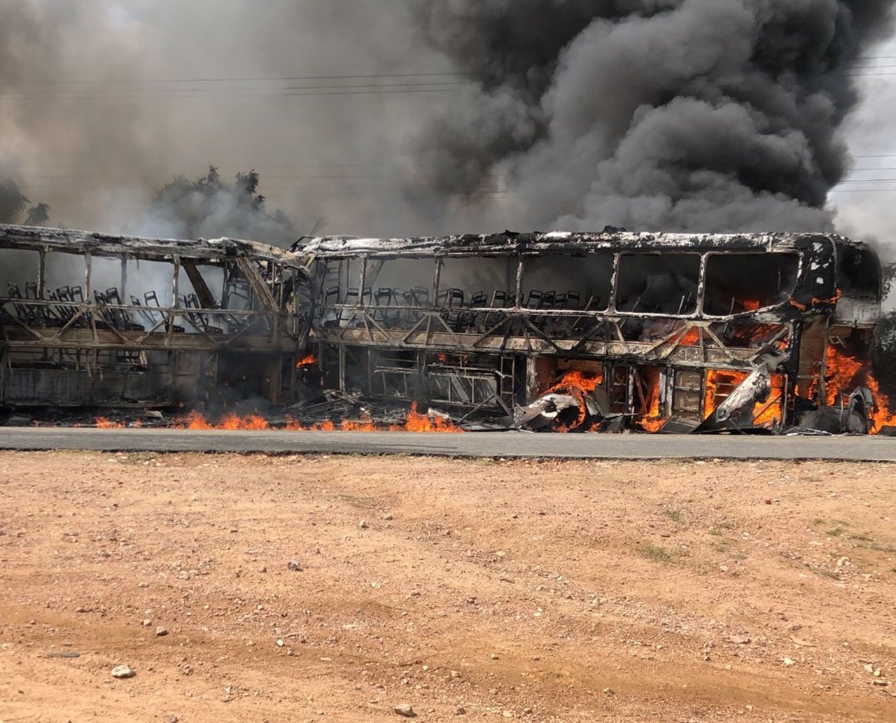 Tragédia na BA-120: pelo menos duas pessoas morrem após batida entre dois ônibus; coletivos ficaram destruídos 