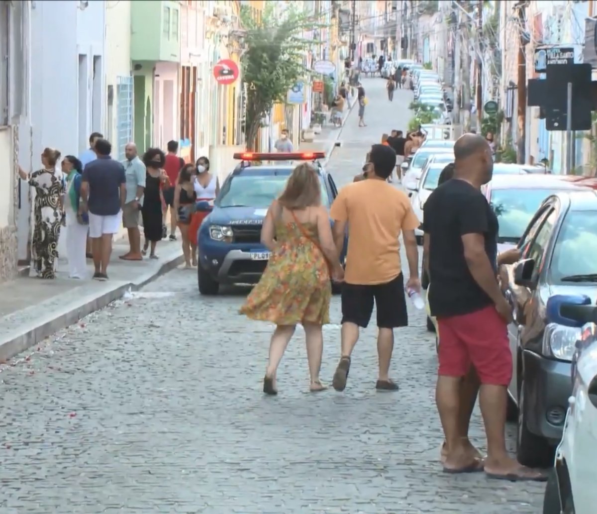 Algazarra pós-bebedeira irrita moradores do Santo Antônio Além do Carmo, em Salvador 