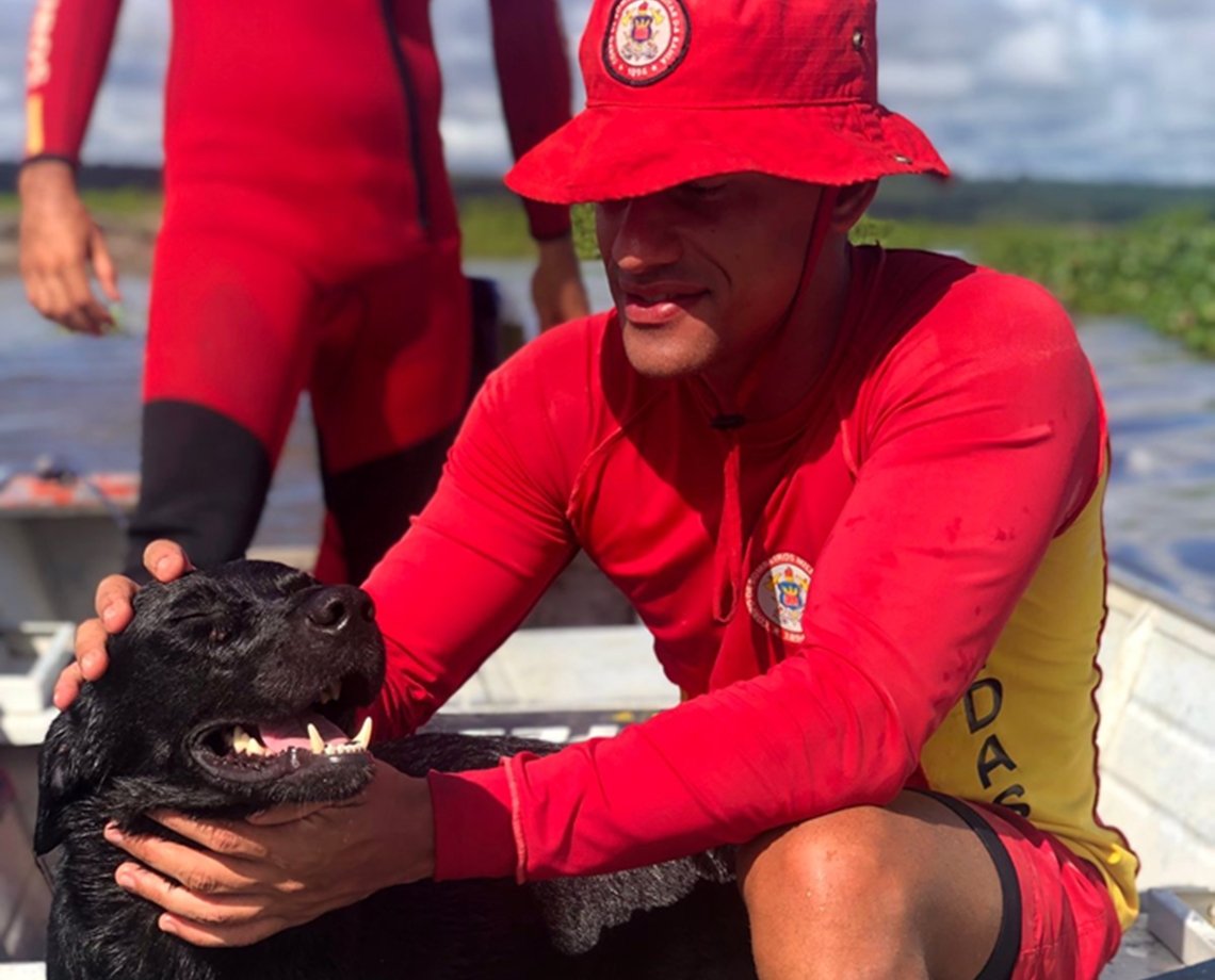 Tio e sobrinho morrem afogados após pescar em rio; cachorro foi resgatado