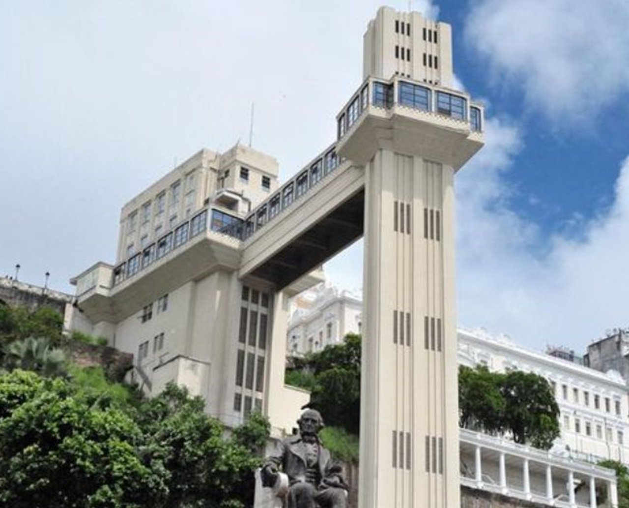 Cabines do Elevador Lacerda apresentam falhas e ascensor é fechado nesta quinta-feira; Plano Inclinado é alternativa