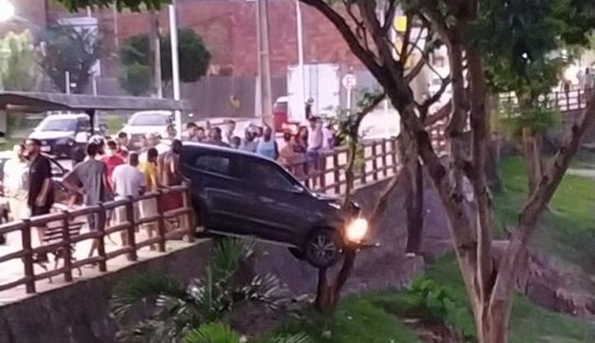 Vídeo: motorista perde o controle, salta do carro em movimento e por pouco veículo não cai em rio