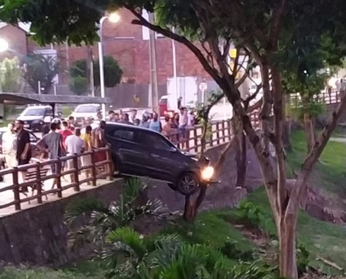 Vídeo: motorista perde o controle, salta do carro em movimento e por pouco veículo não cai em rio