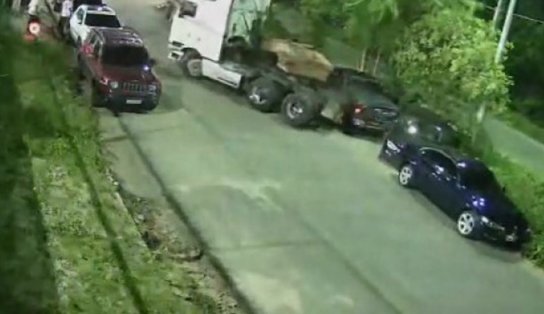 Sai da frente! Desgovernada, carreta atinge três carros de luxo; veja vídeo