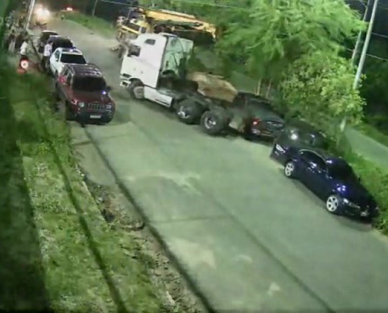 Sai da frente! Desgovernada, carreta atinge três carros de luxo; veja vídeo