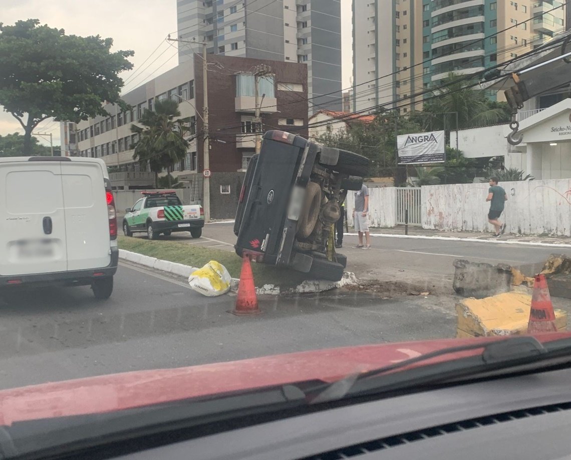 Caminhonete capota na Pituba e colisão entre dois carros deixa um ferido no Largo de Roma, em Salvador