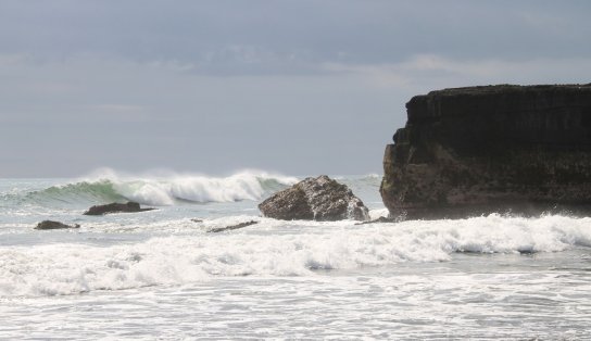 Dez pessoas morrem arrastadas pelo mar durante meditação na Indonésia