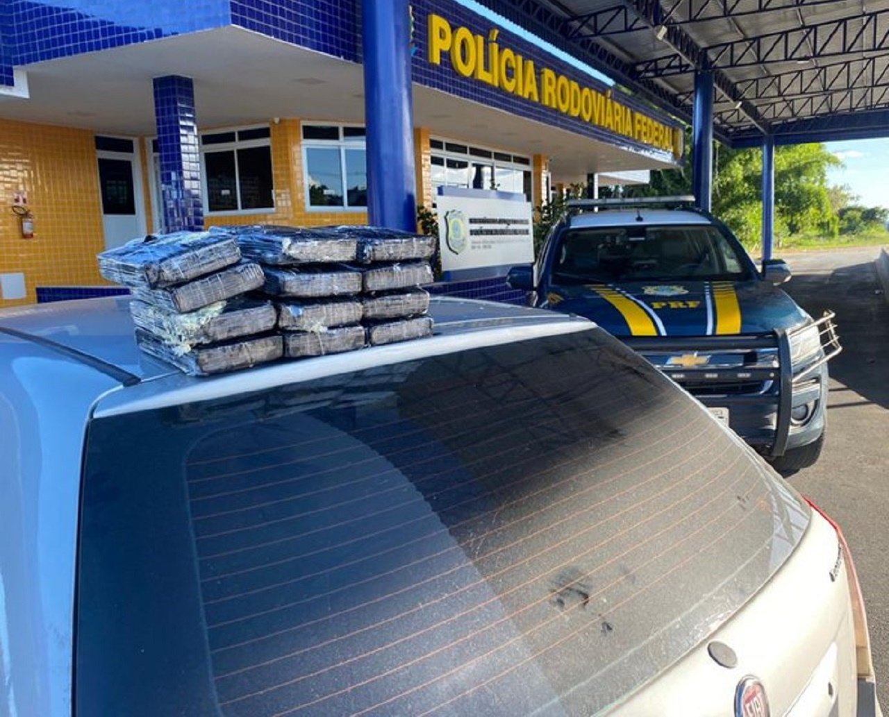 Polícia apreende cocaína escondida dentro de carro e prende dois homens por tráfico de drogas em Vitória da Conquista