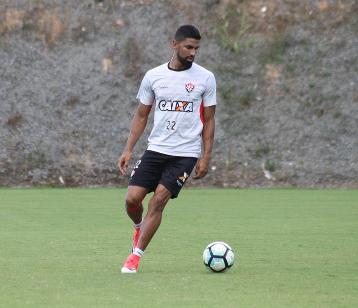 Esperança para o ataque do Vitória, Tréllez desembarca nesta quarta em Salvador para treinar com o Leão 