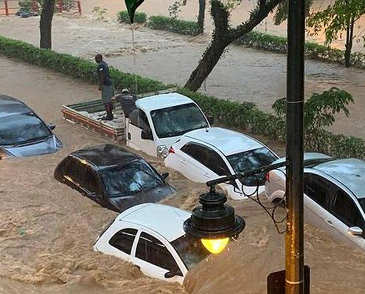 Tragédia em Petrópolis: chuva causa inundação, deslizamentos, arrasta carros e deixa ao menos 35 mortos; veja vídeos