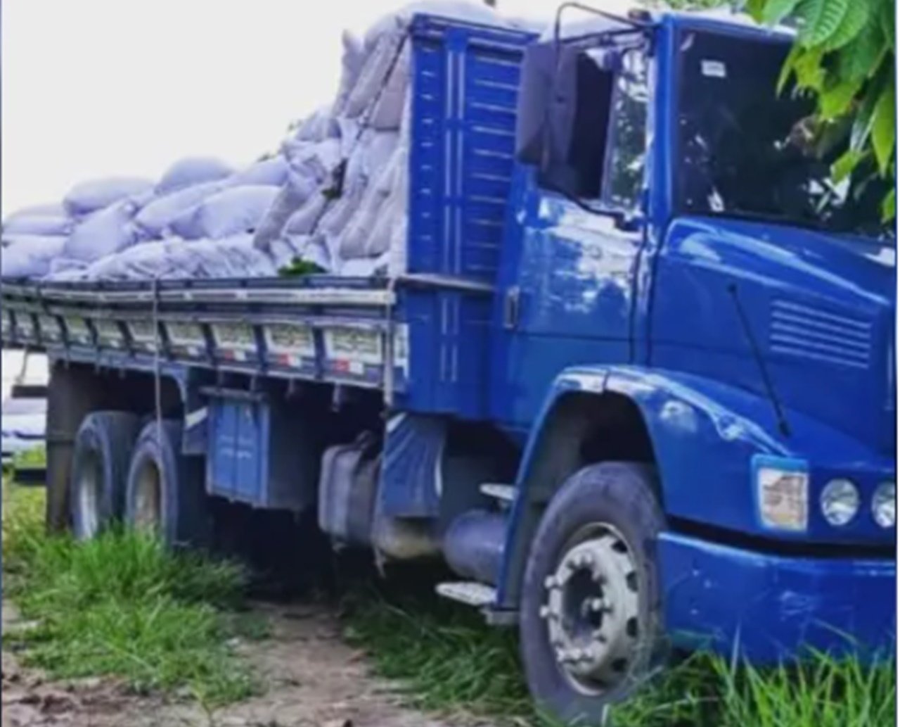 Polícia liberta motorista vítima de assalto e recupera carga de 500 sacos de cacau, na Bahia; suspeitos fugiram