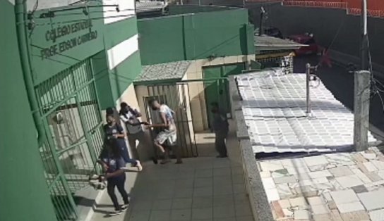 Câmeras de segurança flagram momento que estudantes são assaltados na entrada de colégio em Salvador; assista