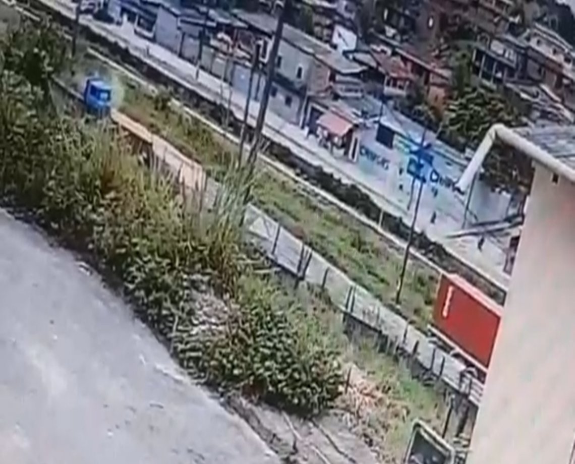 Vídeo mostra momento em que homem atropela e mata ex sob testemunha do filho em Simões Filho; assista