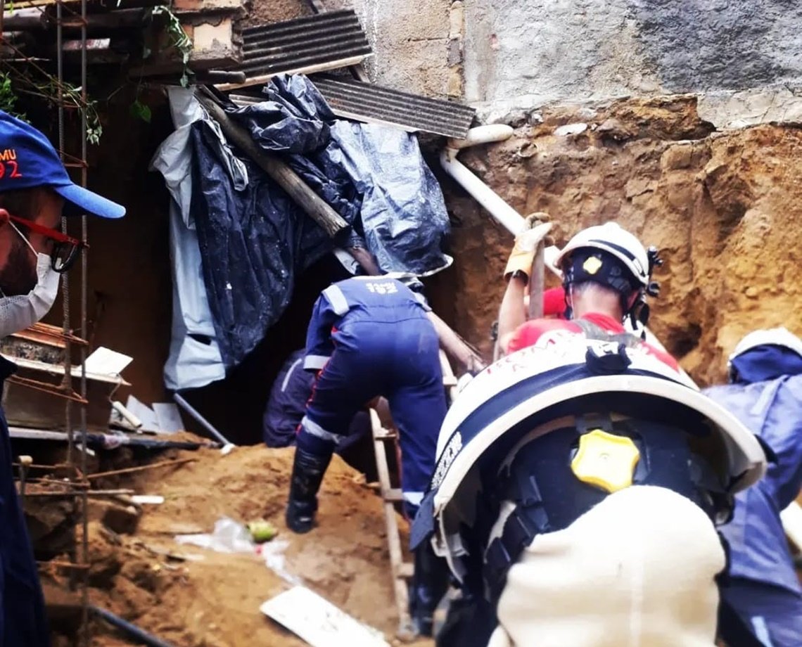 Parede de terra e telhado desabam e deixam homem parcialmente soterrado dentro de poço em Vitória da Conquista