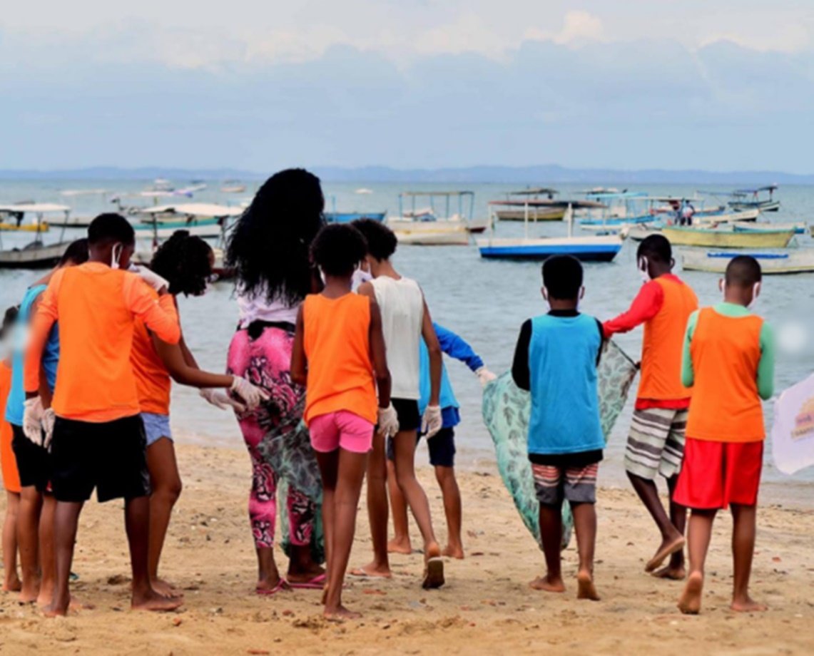 'Desapegaê': mutirão para coletar materiais e resíduos na praia de Itapuã acontece neste sábado