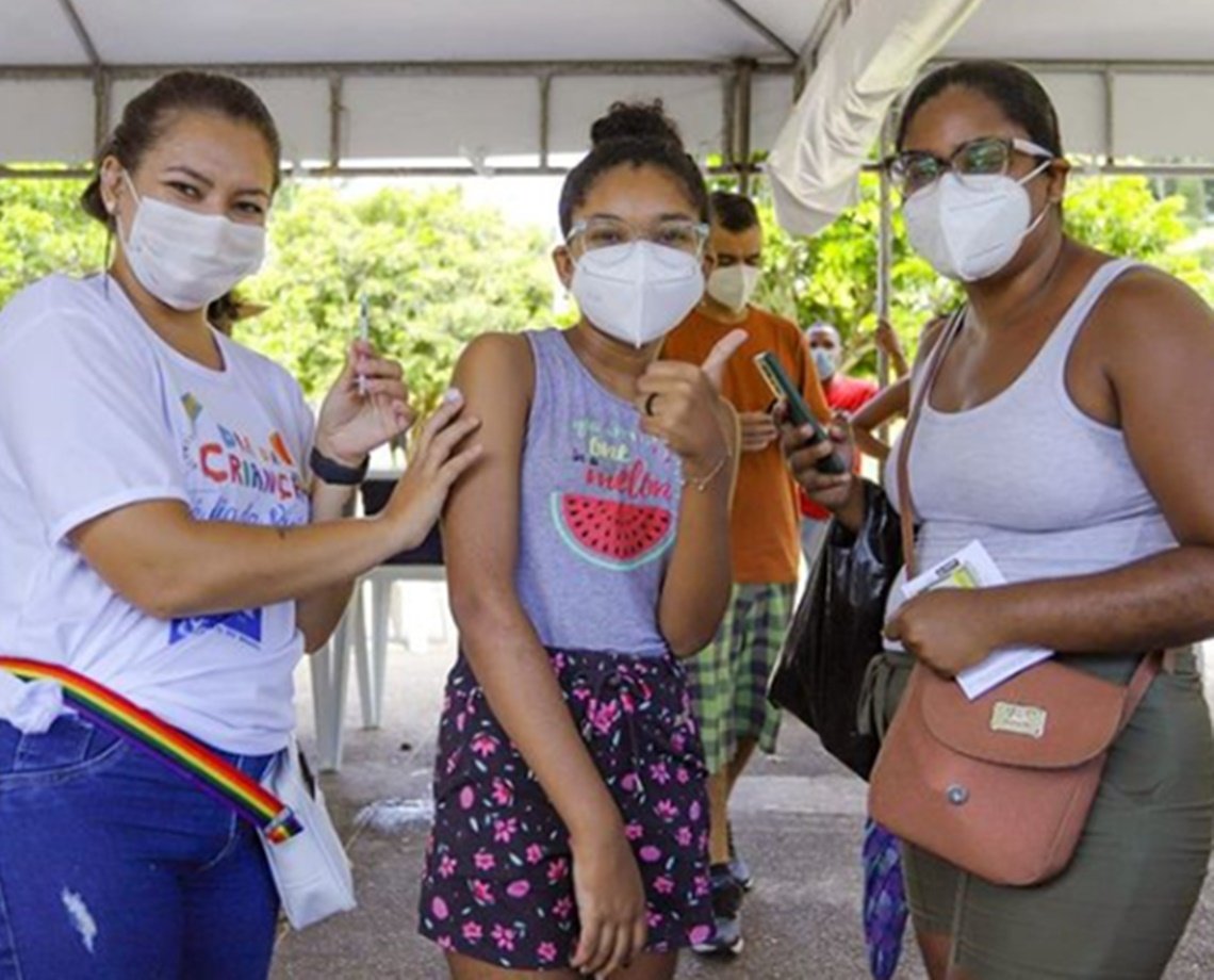 Quase um mês após chegada das vacinas pediátricas contra Covid, crianças de Salvador começam a tomar 2ª dose neste sábado