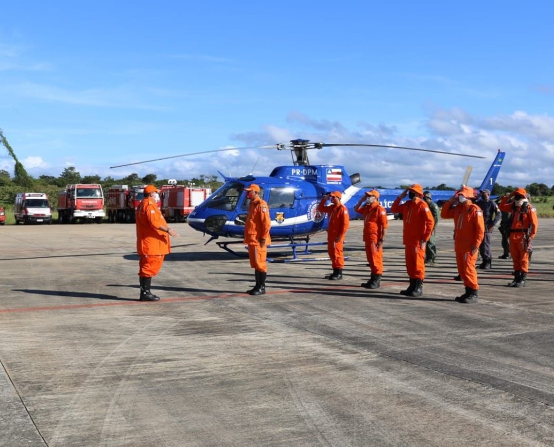 Bombeiros da Bahia embarcam para Petrópolis para ajudar nas buscas por desaparecidos; 129 pessoas morreram