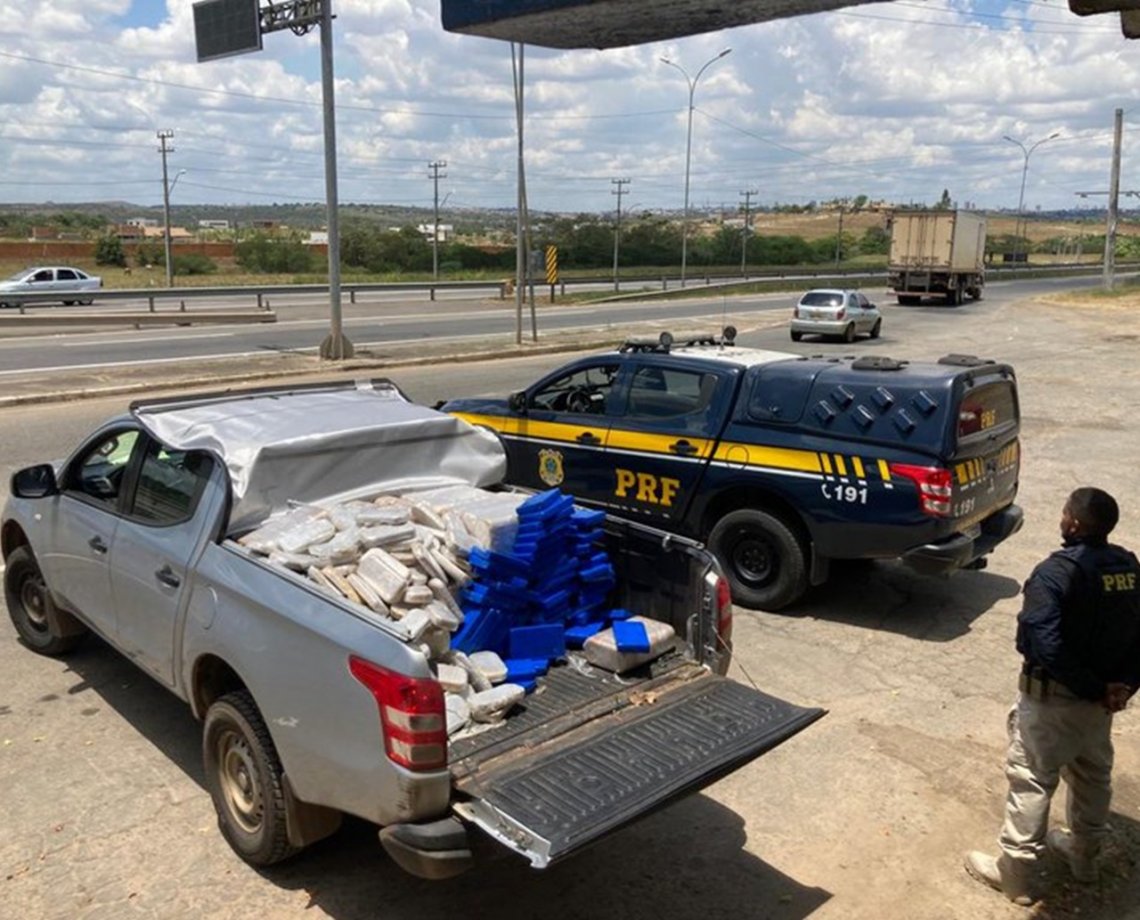 PRF apreende mais de 500 kg de pasta base de cocaína na Bahia; droga era transportada em caminhonete