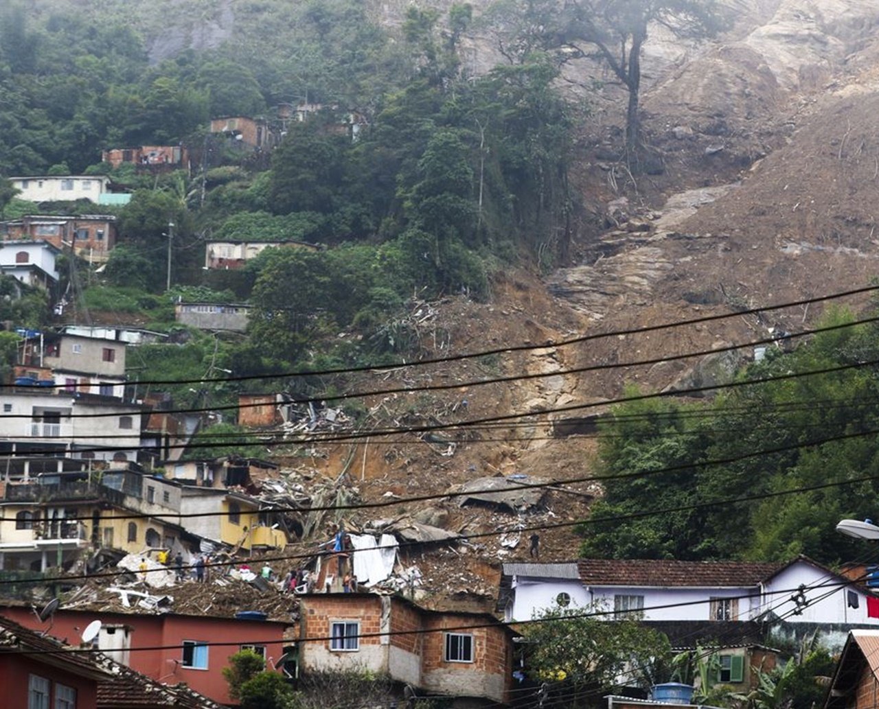 Petrópolis tem recorde de mortes e medo de mais chuvas no 7º dia de buscas por desaparecidos