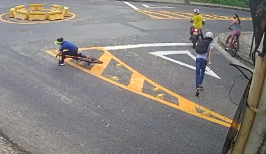 VÍDEO: dupla em moto é flagrada assaltando duas ciclistas no Jardim Armação; criminosos levam bicicleta na garupa