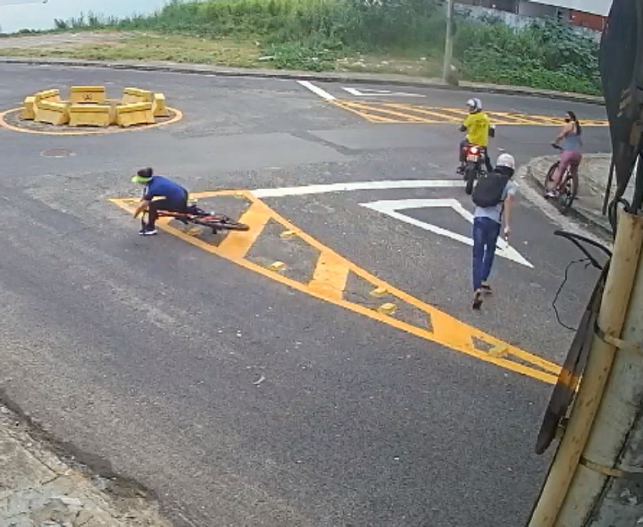 VÍDEO: dupla em moto é flagrada assaltando duas ciclistas no Jardim Armação; criminosos levam bicicleta na garupa