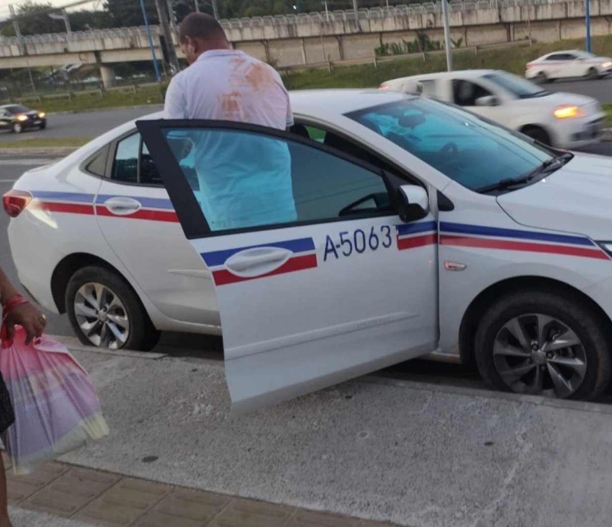 Vítima de sequestro, taxista corre ao avistar viatura da PM e suspeita é presa em Salvador 