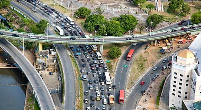 Viaduto Raul Seixas é liberado em apenas uma faixa e será novamente interditado às 23h de hoje