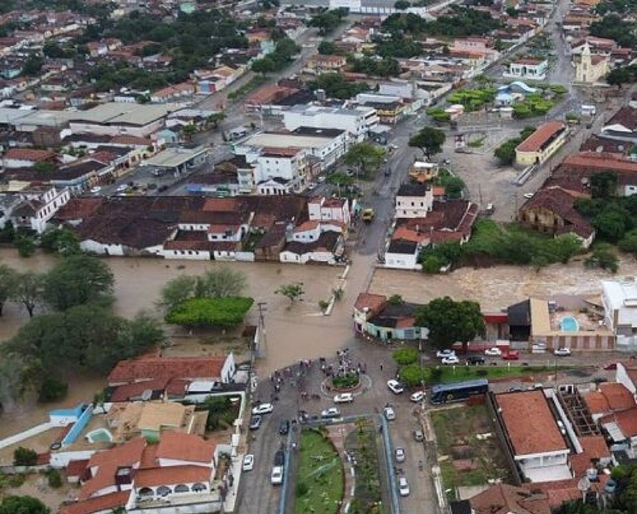 Trabalhadores de mais uma cidade atingida pelas fortes chuvas na Bahia podem sacar FGTS nesta quarta-feira