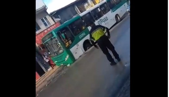 Cratera se abre em Sussuarana, e trecho da Avenida Ulysses Guimarães fica interditado; ônibus chegou a ficar preso