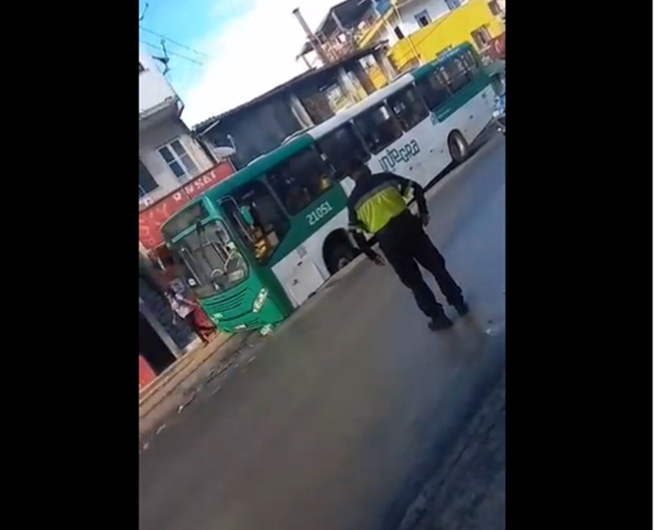 Cratera se abre em Sussuarana, e trecho da Avenida Ulysses Guimarães fica interditado; ônibus chegou a ficar preso