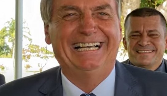 Em conversa com apoiadores, Bolsonaro silencia sobre ataques russos e muda o assunto; "não vi o jogo do Palmeiras, eu dormi"