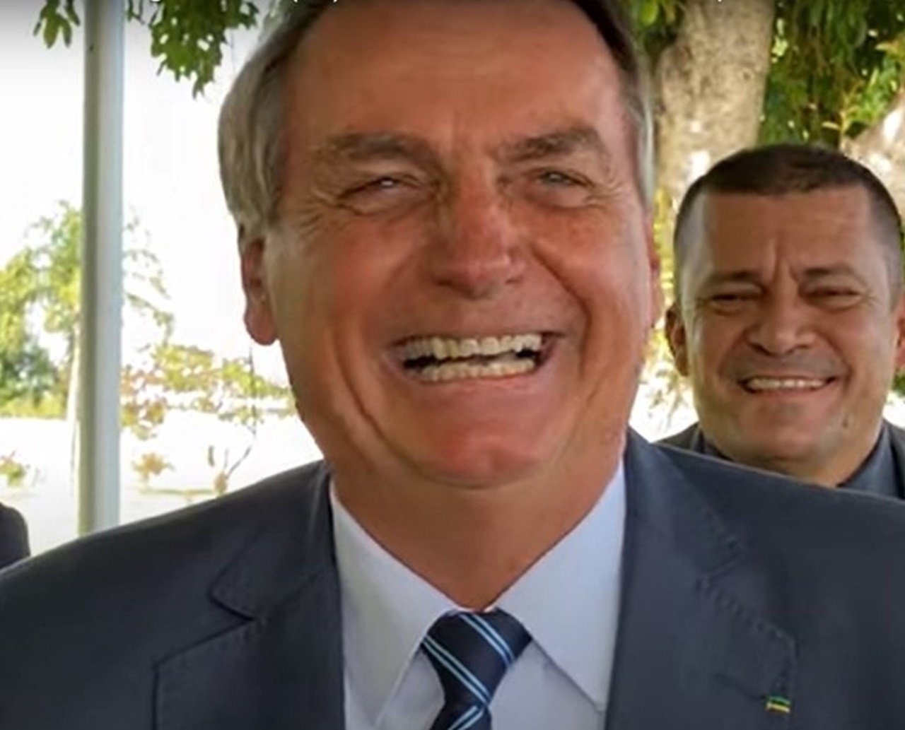 Em conversa com apoiadores, Bolsonaro silencia sobre ataques russos e muda o assunto; "não vi o jogo do Palmeiras, eu dormi"