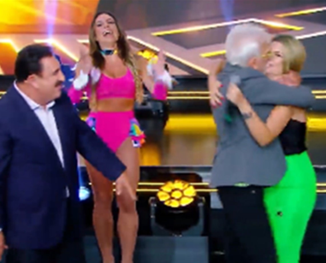 Moacyr Franco dá beijão em Antônia Fontenelle durante jogo no Programa do Ratinho; veja vídeo