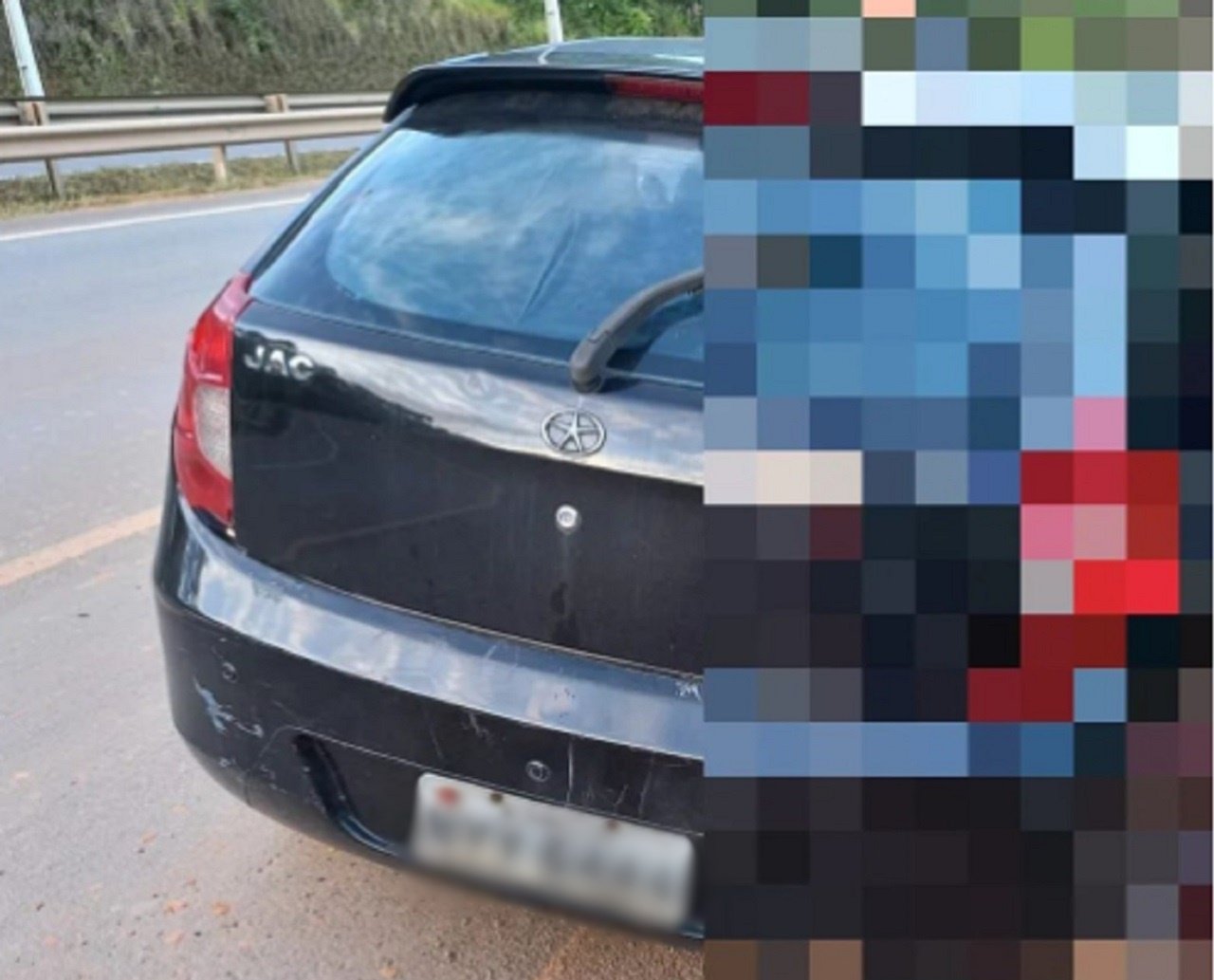 Polícia encontra carnificina dentro de carro em Simões Filho: três corpos algemados; DT investiga 