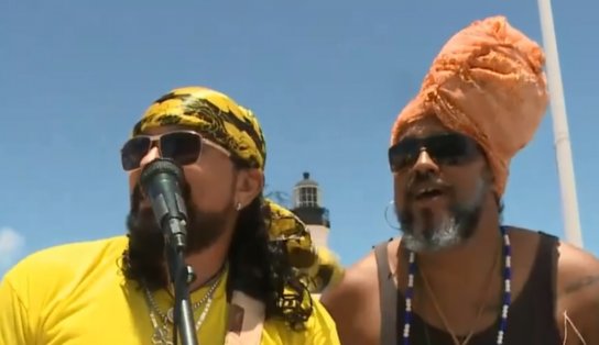 Conheça os sósias de Bell e Carlinhos que agitam o Farol da Barra mesmo sem o Carnaval 