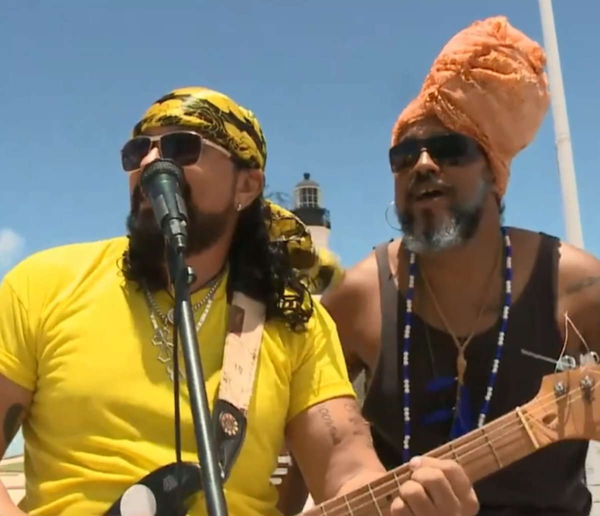 Conheça os sósias de Bell e Carlinhos que agitam o Farol da Barra mesmo sem o Carnaval 