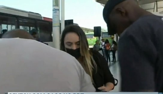 Vídeo: repórter do SBT é intimidada ao vivo por dois homens ao cobrir greve em terminal do BRT