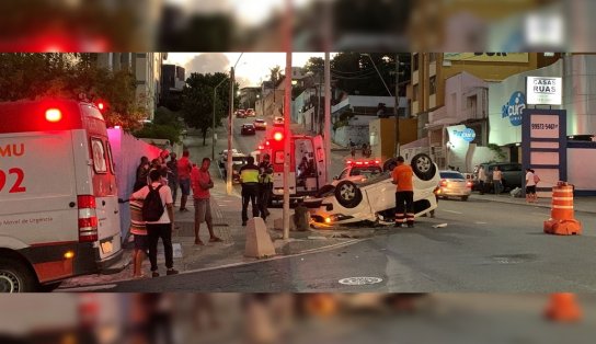 Pai e filha ficam feridos após carro capotar na Avenida Manoel Dias, na Pituba; veja vídeo 