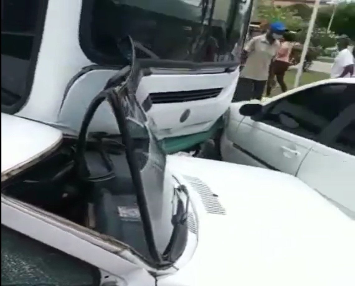 Desgovernado! Ônibus perde freio e só para após bater em carros, na cidade Castro Alves; confira o vídeo