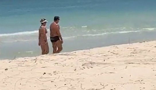 Mourão passa feriado do Carnaval na praia de Inema, em Salvador; veja