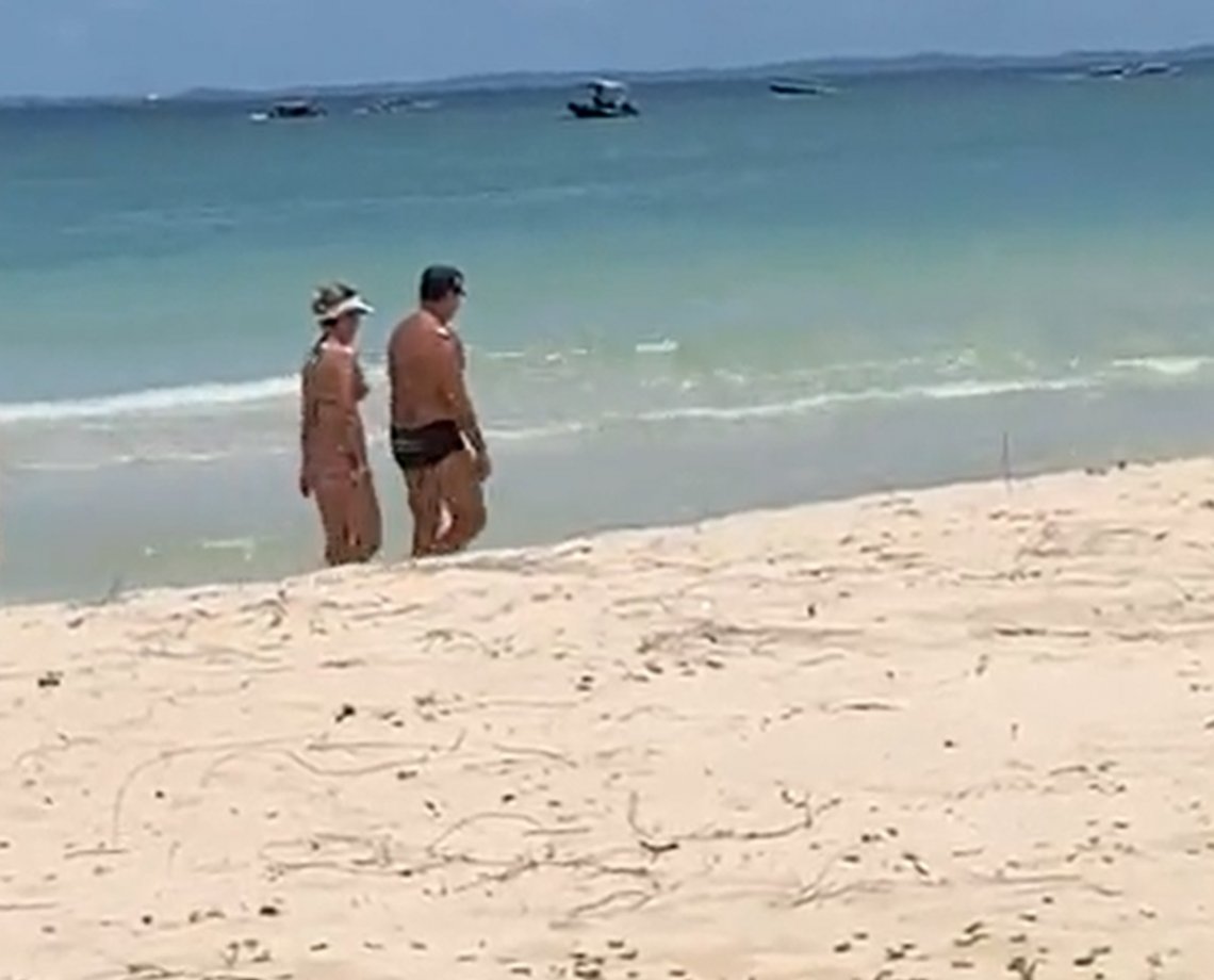 Mourão passa feriado do Carnaval na praia de Inema, em Salvador; veja