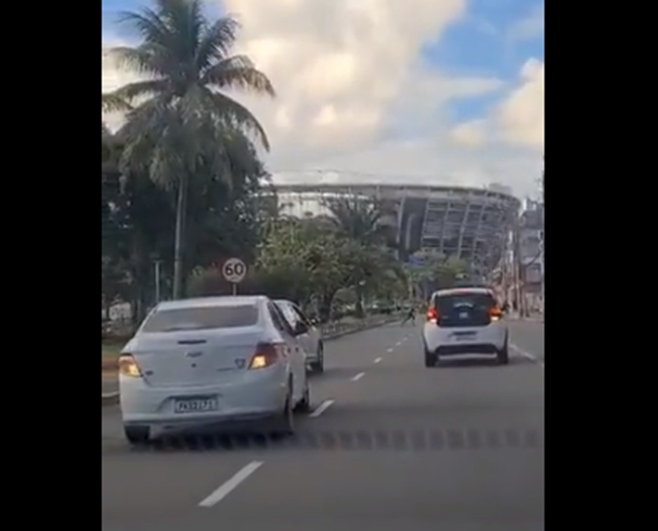 Vídeo: troca de tiros na região do Dique do Tororó causa transtorno no trânsito e desespera motoristas: "dá a volta, rápido!"