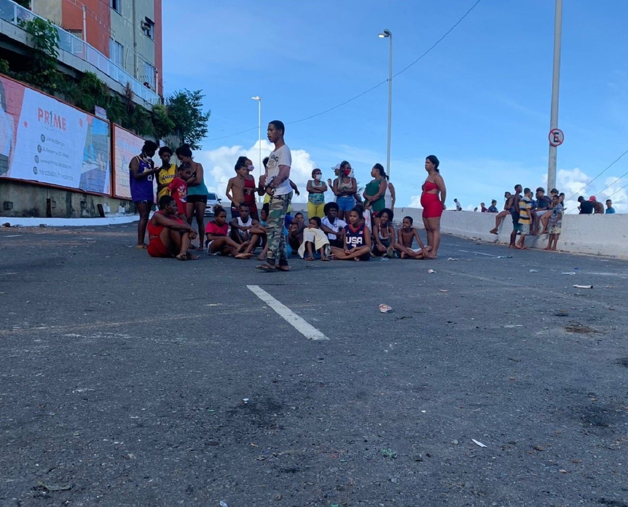 Moradores da região da Gamboa fecham a Av. Contorno após as mortes de três pessoas em ação policial