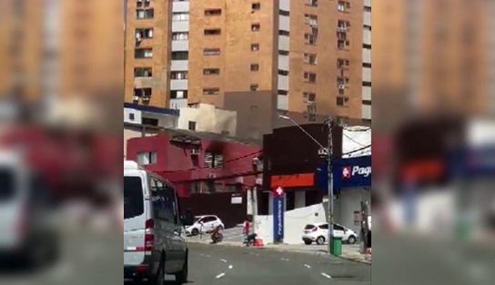 Incêndio é registrado em imóvel ao lado de prefeitura-bairro no Rio Vermelho; vídeo