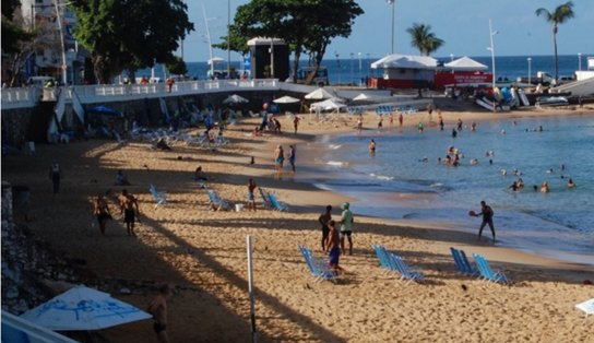 Homem sai da água, desmaia e morre na areia da praia do Porto da Barra