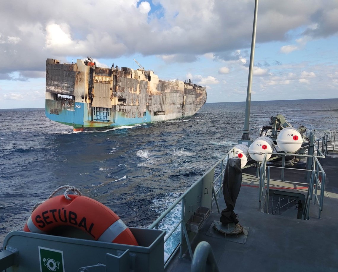 Navio que transportava carros de luxo afunda no Atlântico; embarcação estava à deriva há dias após pegar fogo