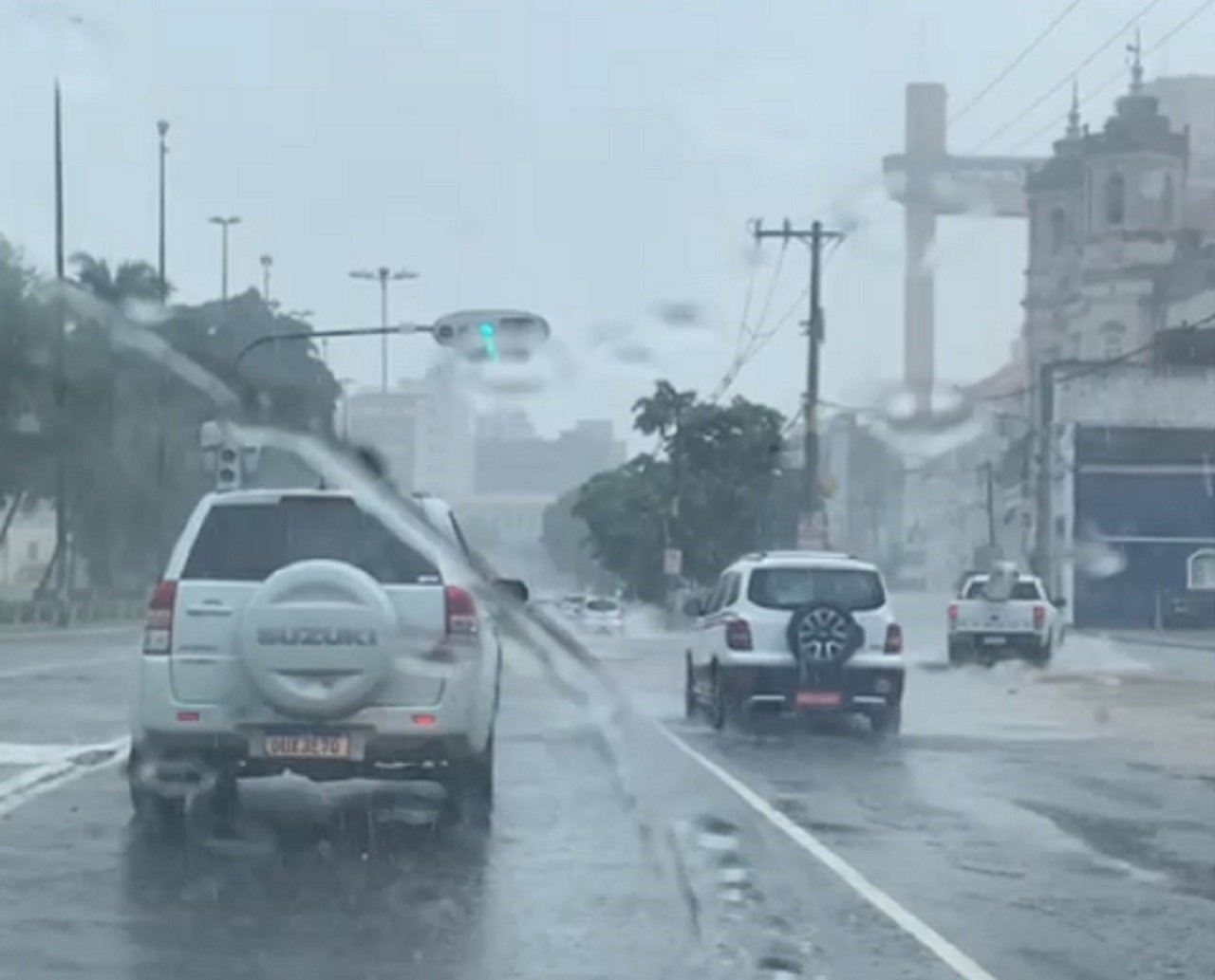 SITUAÇÃO DE ALERTA: em 6 horas, volume de chuva supera os 50 mm em vários pontos de Salvador