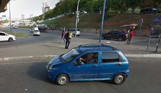 Influenciadora tem carro cercado por cinco homens e é perseguida durante tentativa de assalto em Salvador