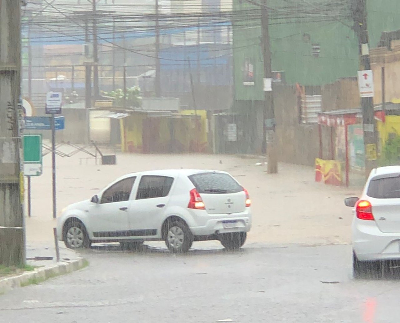 Bairro nobre, Vilas do Atlântico fica parcialmente alagado após chuvas em Lauro de Freitas; assista 