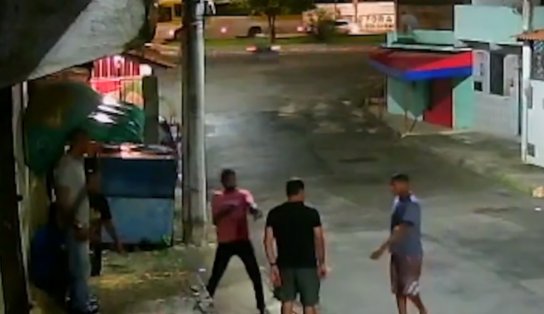 Bandidos assaltam moradores na porta de casa no Subúrbio de Salvador; assista 